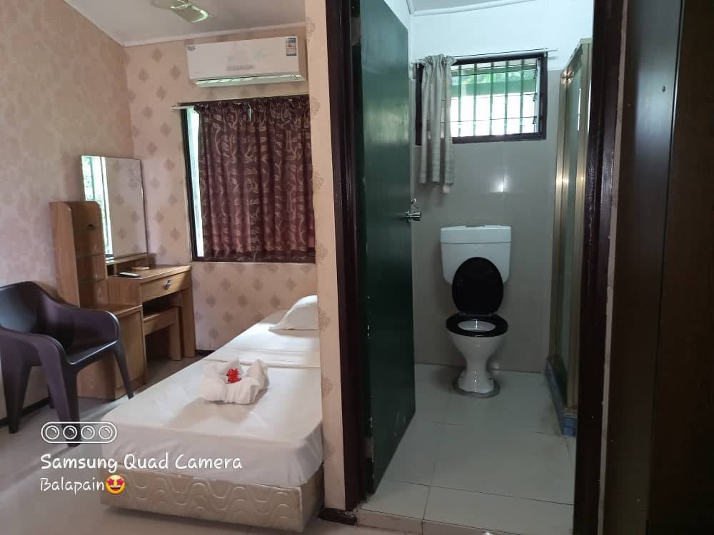 Self-contained room with ensuite bathroom