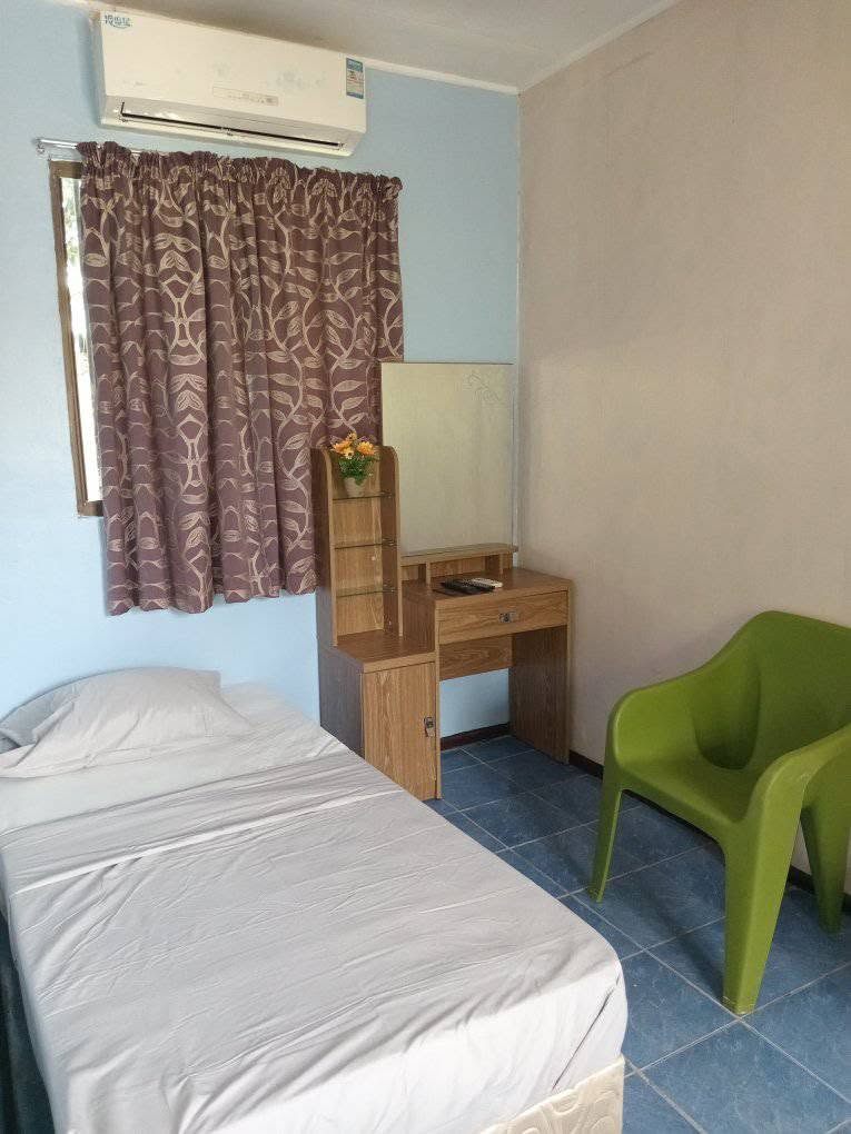 Single room with mini-fridge